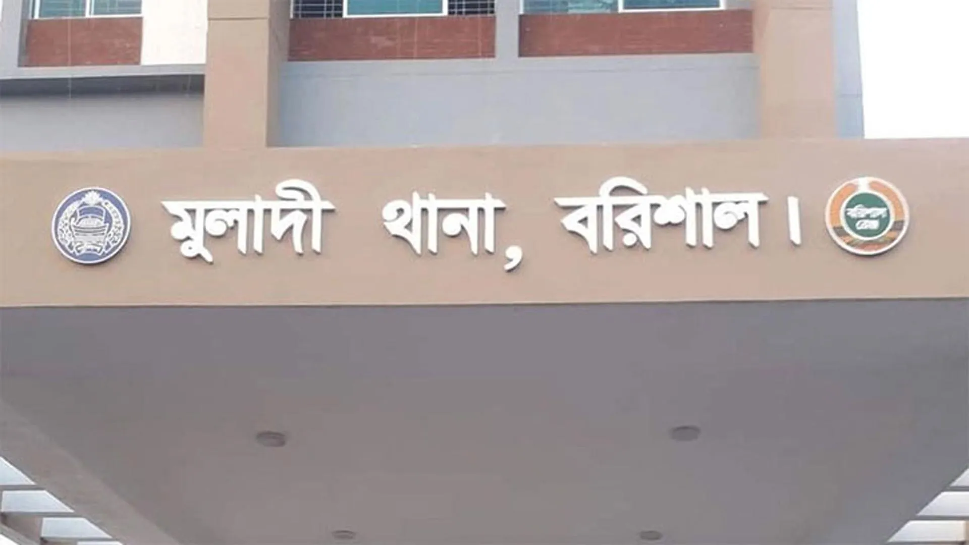 মাঝনদীতে পুলিশের নৌযান ঘেরাও করে হাতকড়াসহ আসামি ছিনতাই